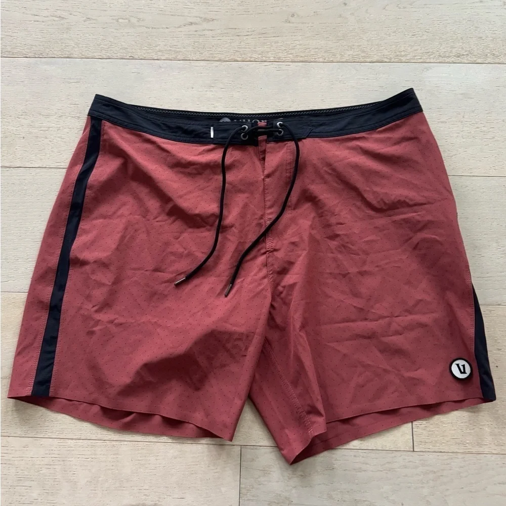 Vuori Peak Boardshorts 38 Red Clay microdots